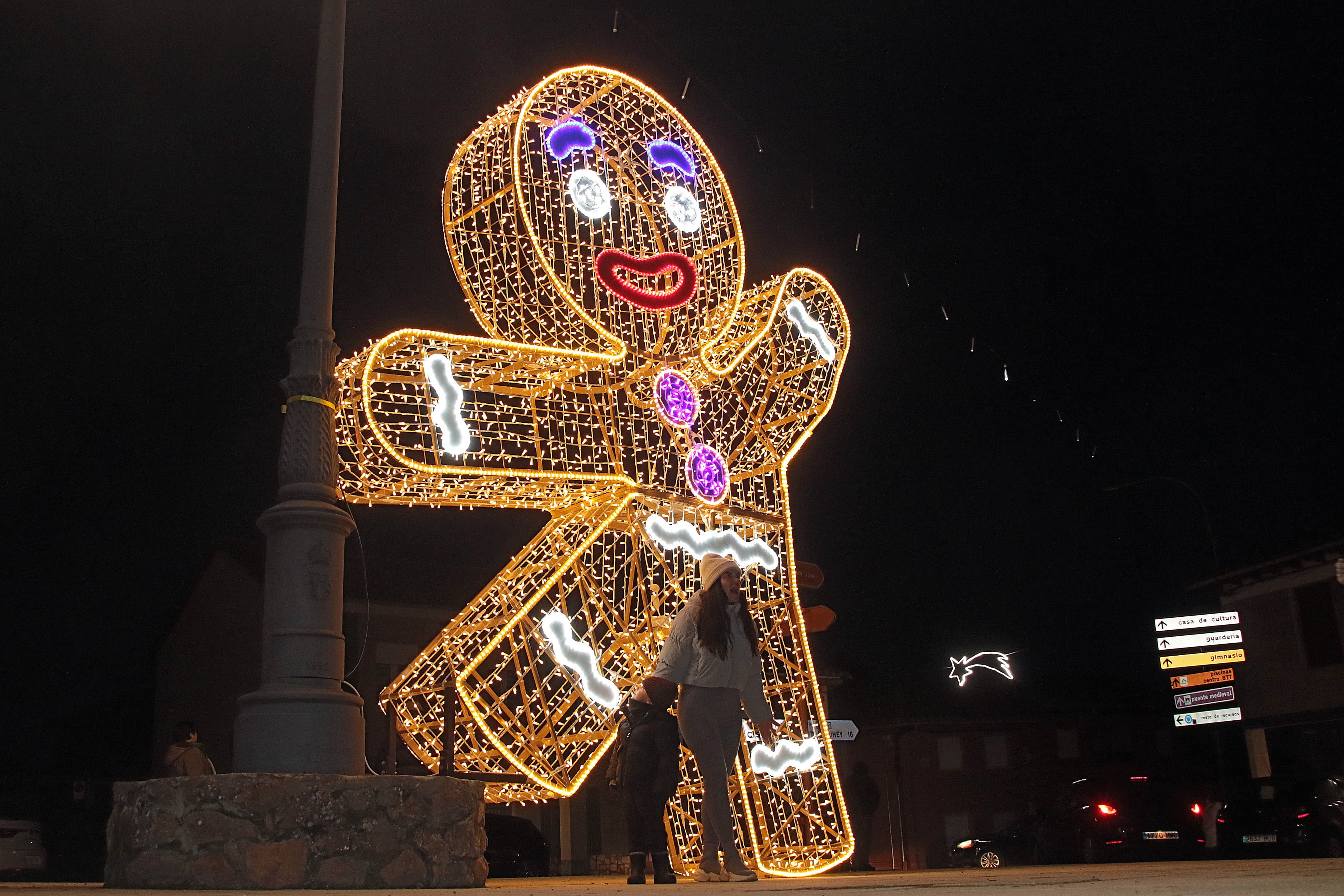 Almanza (León) adelanta la Navidad con el encendido de 120.000 luces